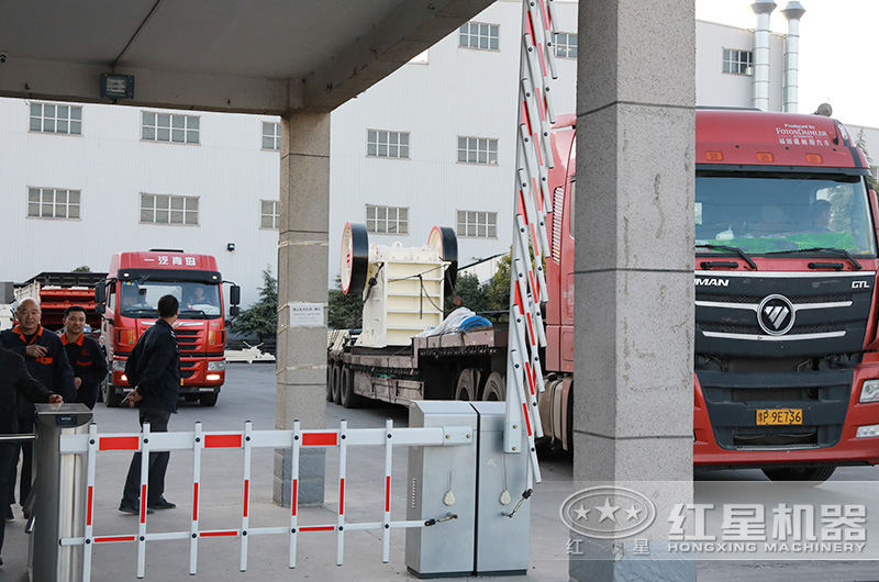 時產(chǎn)30-300噸的石料、石塊碎石機一套多少錢？